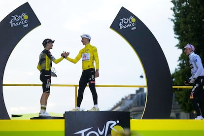 Tadej Pogacar recibe el trofeo de ganador del Tour de Frnacia este domingo.