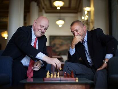 Leontxo Garc&iacute;a (izquierda) y Arturo P&eacute;rez-Reverte, en plena partida tras su conversaci&oacute;n en el C&iacute;rculo de Bellas Artes de Madrid.