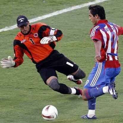 Roque Santa Cruz, en el momento de marcar un gol a Calero, portero de Colombia..