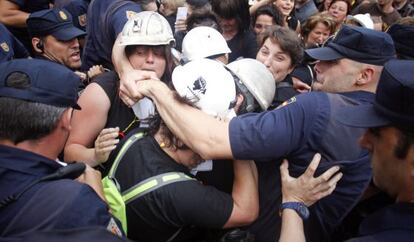 Wives of protesting miners scuffle with police on their way to the Senate.