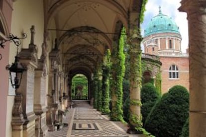 Galería del cementerio de Mirogoj, del siglo XIX, en Zagreb.