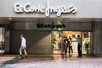 Varios trabajadores de El Corte Inglés de la calle Goya realizan labores de limpieza.