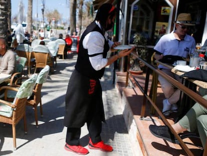 Turistas en una terraza en Palma de Mallorca.