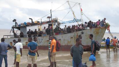 Imagen de archivo de la llegada de un barco al puerto de Beira, en Mozambique, el 23 de marzo de 2019.