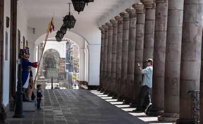 Un turista fotografiando a la guardia presidencial en el palacio de Carondelet, en Quito.