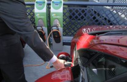 Recarga de un coche eléctrico.