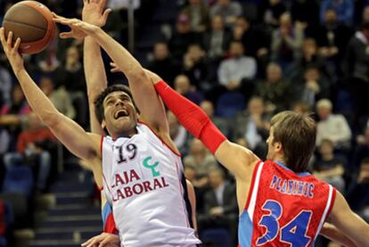 El seleccionador Sergio Scariolo llama a Fernando San Emeterio (en la foto) para completar la lista de 12 jugadores que competirá por el Mundial de Baloncesto en Turquía.