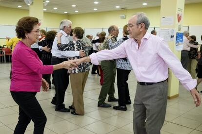 Muchas de las personas de la tercera edad viven en una época y unas condiciones bien distintas a las que se daban en España durante su infancia y juventud. La mayoría tuvieron que trabajar desde muy pequeños, y ahora pueden salir a divertirse con muchísima más frecuencia y libertad que antaño.