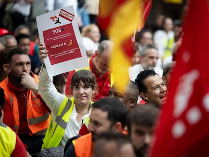 Protesta de trabajadores de Iberia y Swissport  en la Terminal 1 del Aeropuerto de El Prat.