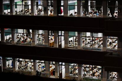 Estudiantes se preparan en el turno nocturno para los exámenes de ingreso a la universidad, en una escuela de secundaria de Lianyungang (China).