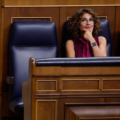 MADRID, 11/09/2024.- La vicepresidenta primera y Ministra de Hacienda y de Función Pública, María Jesús Montero, durante la sesión de control al gobierno celebrada este miércoles en el Congreso. EFE/Javier Lizón