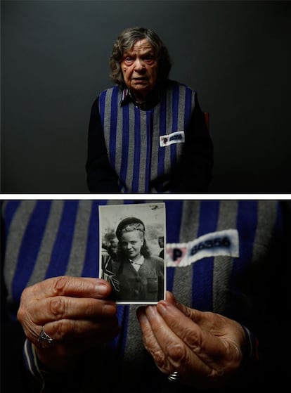 Jadwiga Bogucka, de 89 años, registrada con el número 86356, posa con una imagen suya de 1944, en Varsovia el 12 de enero de 2015.