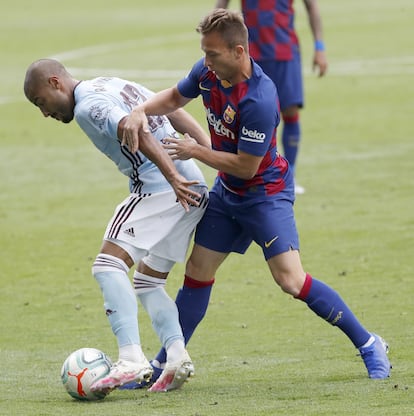 Arthur frente a Rafinha, en el último partido del Barcelona en Vigo.