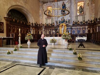 El padre Kenny Fernández en la catedral de La Habana.