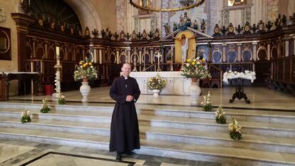 El padre Kenny Fernández en la catedral de La Habana.