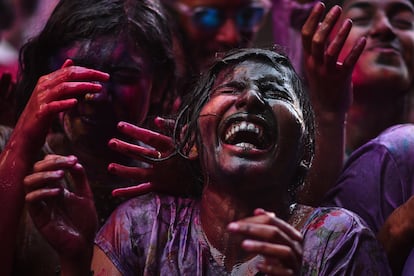 Un grupo de mujeres cubiertas de color morado, durante las celebraciones del Holi en Chennai (la India) este miércoles. En esta celebración, miles de personas se embadurnan unas a otras en batallas con polvos de colores en las calles.
