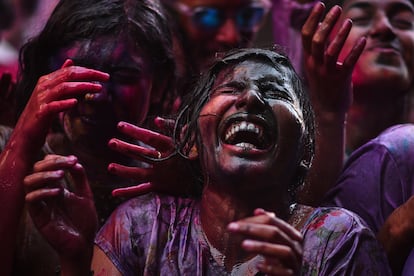 Un grupo de mujeres cubiertas de color morado, durante las celebraciones del Holi en Chennai (la India) este miércoles. En esta celebración, miles de personas se embadurnan unas a otras en batallas con polvos de colores en las calles.
