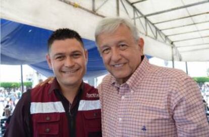 José Aguirre en un evento con AMLO.