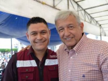 José Aguirre en un evento con AMLO.