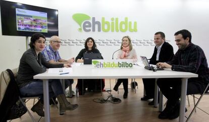 Aitziber Ibaibarriaga, tercera por la derecha, en la reunión de trabajo de EH Bildu en Bilbao.