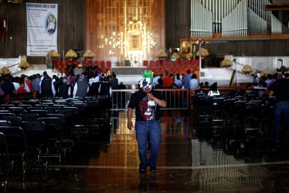 Luchador mexicano, conocido como 'Mini Psicosis' recorre el interior de la Basílica de la Virgen de Guadalupe durante la peregrinación anual de Ciudad de México.