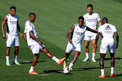 Vinicius, este sábado en el centro del rondo junto a Rodrygo, Alaba, Hazard y Mendy.