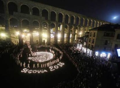 Montaje de Ouka Leele en el acueducto de Segovia para celebrar la luna llena.