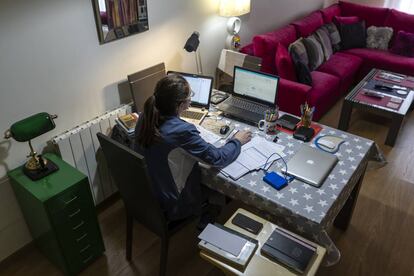 Una mujer teletrabaja en su casa.