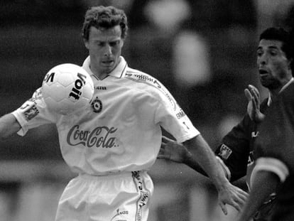 Emilio Butrague&ntilde;o durante un partido con el Atl&eacute;tico Celaya en 1998. 