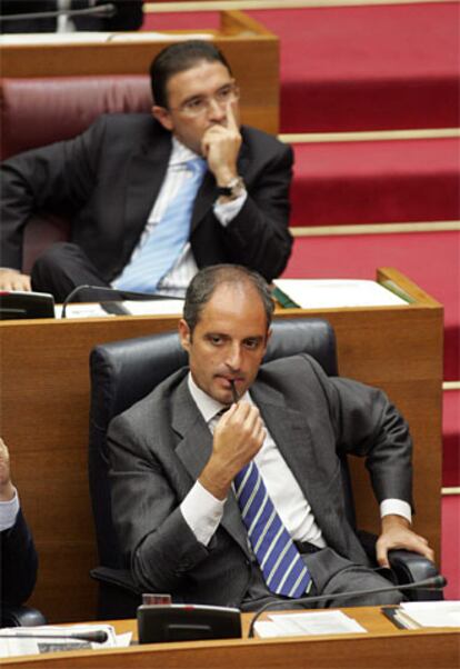 El presidente de la Generalitat, Francisco Camps, durante el debate de la moción de censura contra él en la Cámara valenciana.