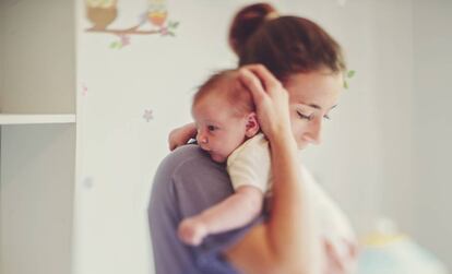 Una madre con su beb&eacute;.