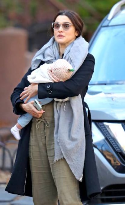 Rachel Weisz con su hija recién nacida, por las calles de Nueva York, el pasado 14 de noviembre.