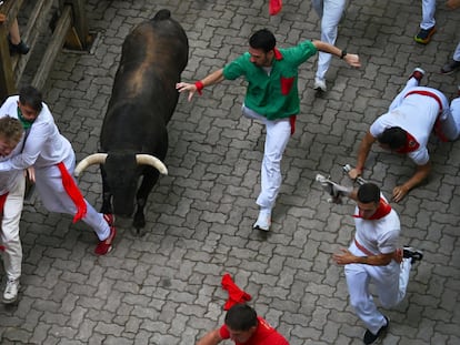 Los mozos y los toros de la ganadería Jandilla corren en el quinto encierro de los sanfermines, este viernes en Pamplona.