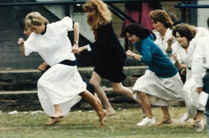 La normalidad con sus hijos llegaba hasta el colegio. Diana participó, en junio de 1989, en una carrera de madres de alumnos de Wetherby, la escuela a la que acudió el príncipe Guillermo, su hijo mayor. Su comportamiento lleno de naturalidad y fuera de los restrictivos moldes de la familia real no gustaba a todos sus miembros.