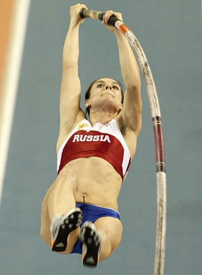 Yelena Isinbayeva, en pleno salto.