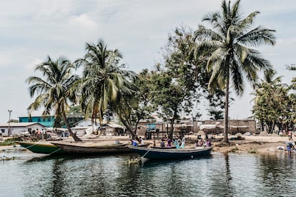 Maranatha Beach, una de las playas de Ada Foah, en la costa sureste de Ghana, donde el río Volta se encuentra con el Océano Atlántico. Esta zona, situada en las inmediaciones del Volta, un largo artificial de más de 8.500 Km², la pesca sigue siendo el principal motor económico, un negocio que implica a miles de familias.