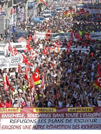 Imagen de la manifestación que ha recorrido hoy las calles de Marsella contra el retraso de la edad de jubilación en Francia.