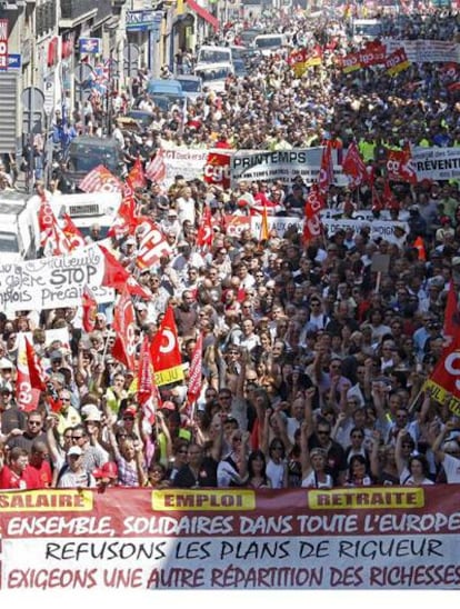 Imagen de la manifestación que ha recorrido hoy las calles de Marsella contra el retraso de la edad de jubilación en Francia.