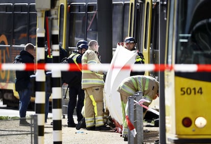 Las fuerzas de seguridad también han informado de que el autor del tiroteo ha escapado. En la imagen, miembros de los servicios de emergencia trabajan en lugar del tiroteo en la plaza 24 de Octubre en Utrecht (Países Bajos).