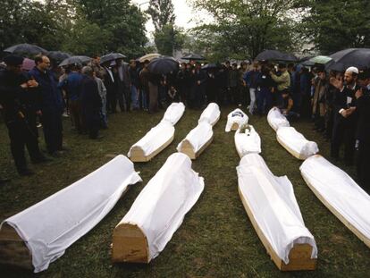 Entierro en Sarajevo de víctimas de la guerra civil en la exYugoslavia, en junio de 1992.