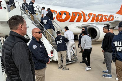 Deportados venezolanos son subidos a un avión, en una imagen compartida por la Casa Blanca, el 10 de febrero de 2025.