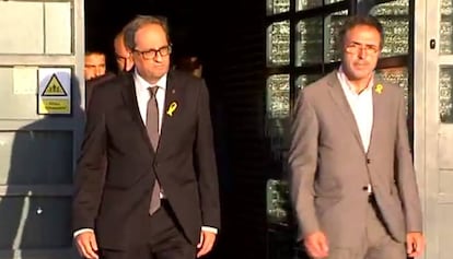 El president Torra (esq.) i el director de serveis penitenciaris de la Generalitat, Amand Calderó, en una visita del President a la presó de Llenoders.