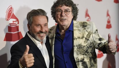 Ricardo Montaner (izquierda) y Piero (derecha) a su llegada a los premios. 