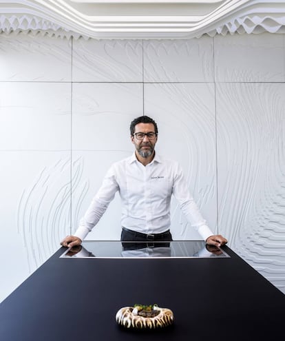 El cocinero Quique Dacosta, en el laboratorio que tiene junto a la cocina de su restaurante de tres estrellas Michelin en Dénia (Alicante). Acaba de preparar un arroz con morena.