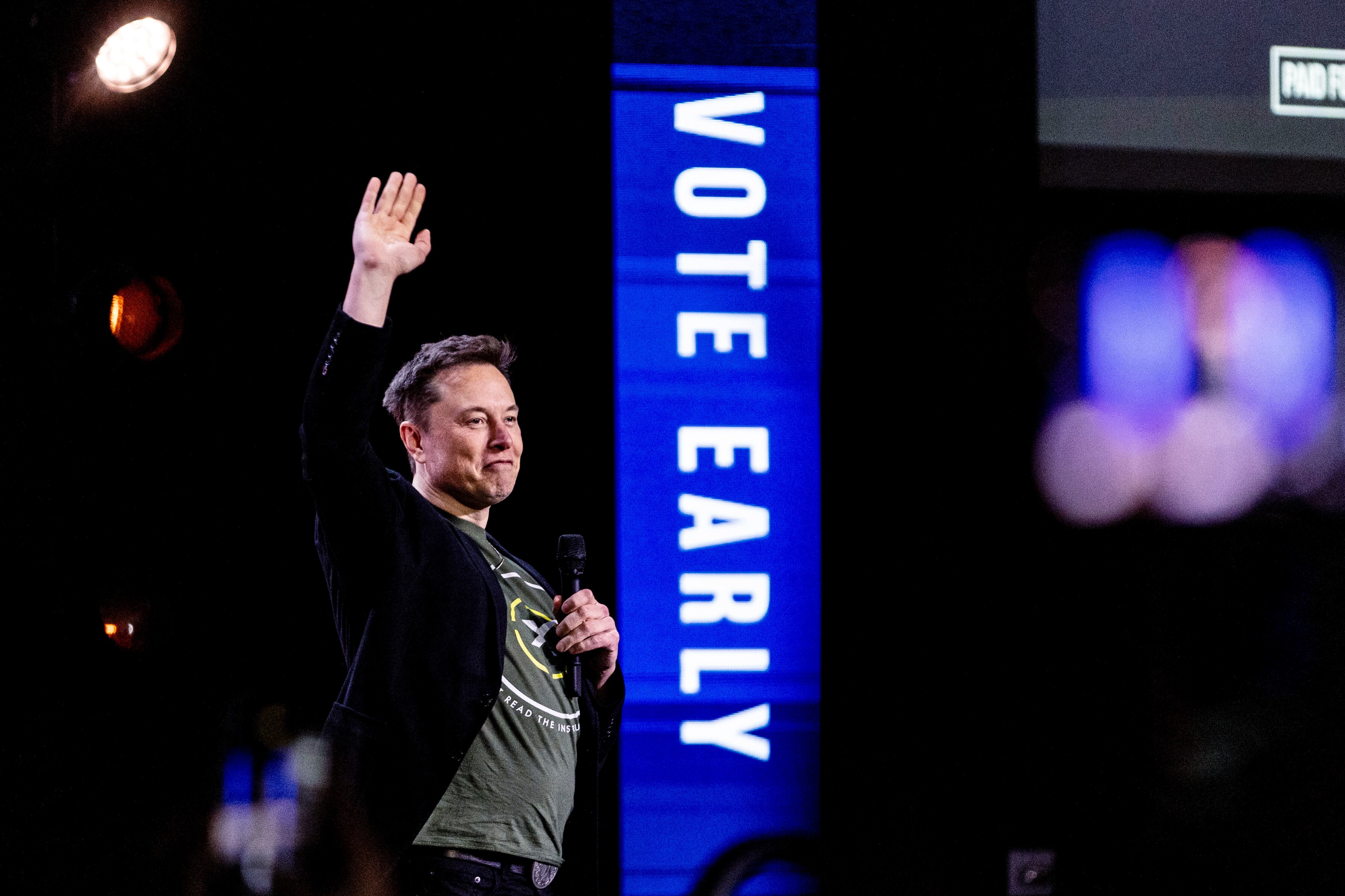 Las rifas de Elon Musk de un millón de dólares para atraer votantes de Trump desatan una polémica en EE UU