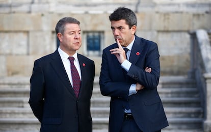 El presidente de Castilla-La Mancha, Emiliano García Page, junto al presidente de Valencia, Carlos Mazón. 