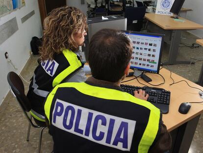 Agentes del grupo de delitos informáticos, en una comisaría de Málaga.