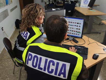 Agentes del grupo de delitos informáticos de la Policía Nacional, en una comisaría de Málaga.