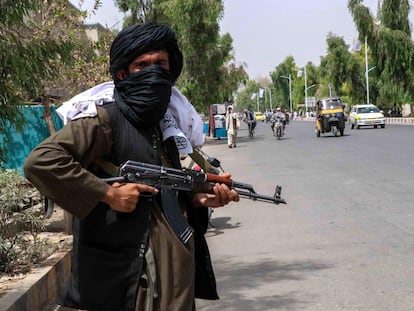 Talibanes patrullan las calles de Kandahar este jueves durante la celebración del 102º aniversario de la independencia de Afganistán.