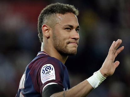 Atacante Neymar seguirá no PSG após fechamento de janela de transferência.